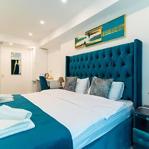 3* מלון Royal Plaza